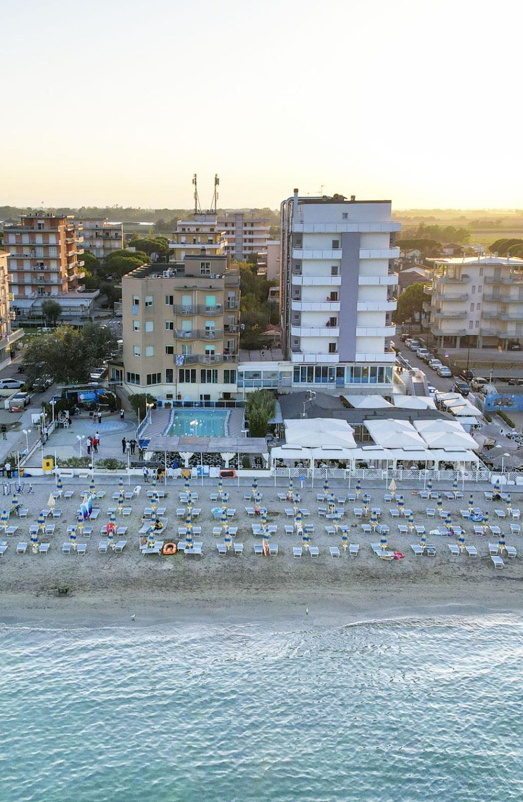 Bikini Tropicana Family Hotel Lido Di Savio Exterior foto